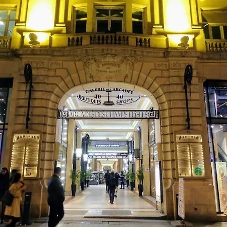 Cosy Sur Les Champs-elysees Renoved Apartment Paris