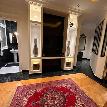 Cosy Sur Les Champs-elysees Renoved Apartment Paris